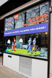 adhésif vitrine panneaux local angers