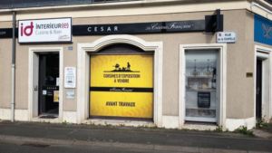 Pose d’un adhésif temporaire pour vitrine en travaux à Angers