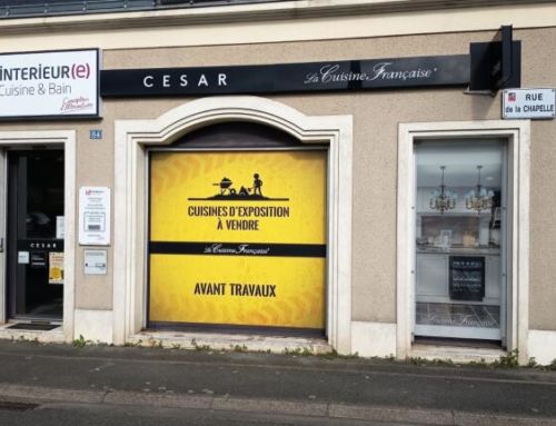 Pose d’un adhésif temporaire pour vitrine en travaux à Angers